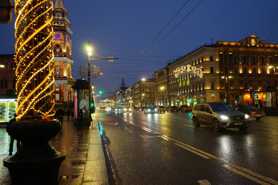 В Петербурге предложили новые стандарты оформления витрин и входов к праздникам
